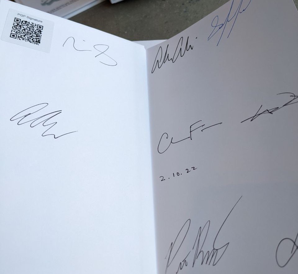 Signed autograph ea2745b7f03f3752